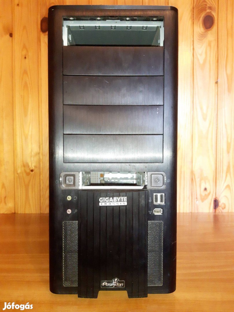Gigabyte Poseidon - vízhűtés kompatibilis - 8.7 kg-os számítógépház