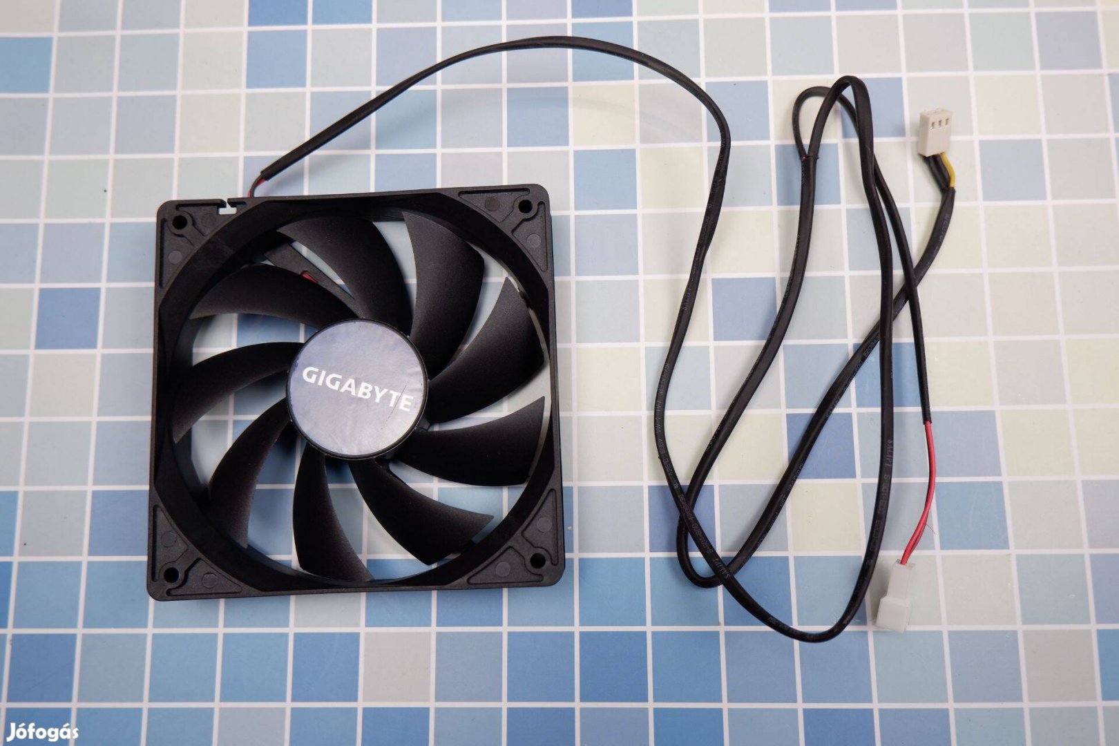 Gigabyte számítógépház hűtő ventilátor 120x120x25 3PIN 80cm kábel