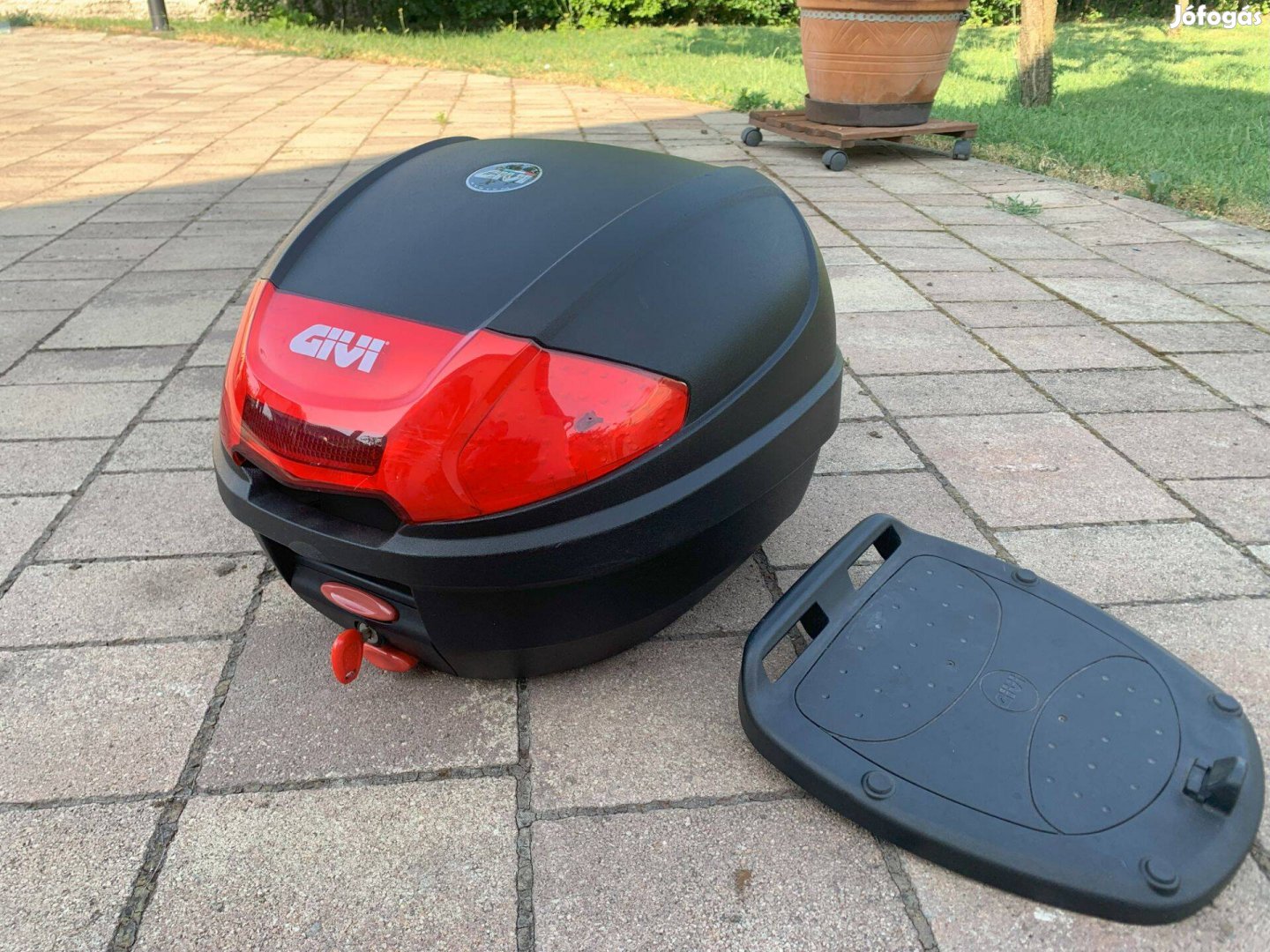 Givi Túradoboz E300N2B robogóra platnival