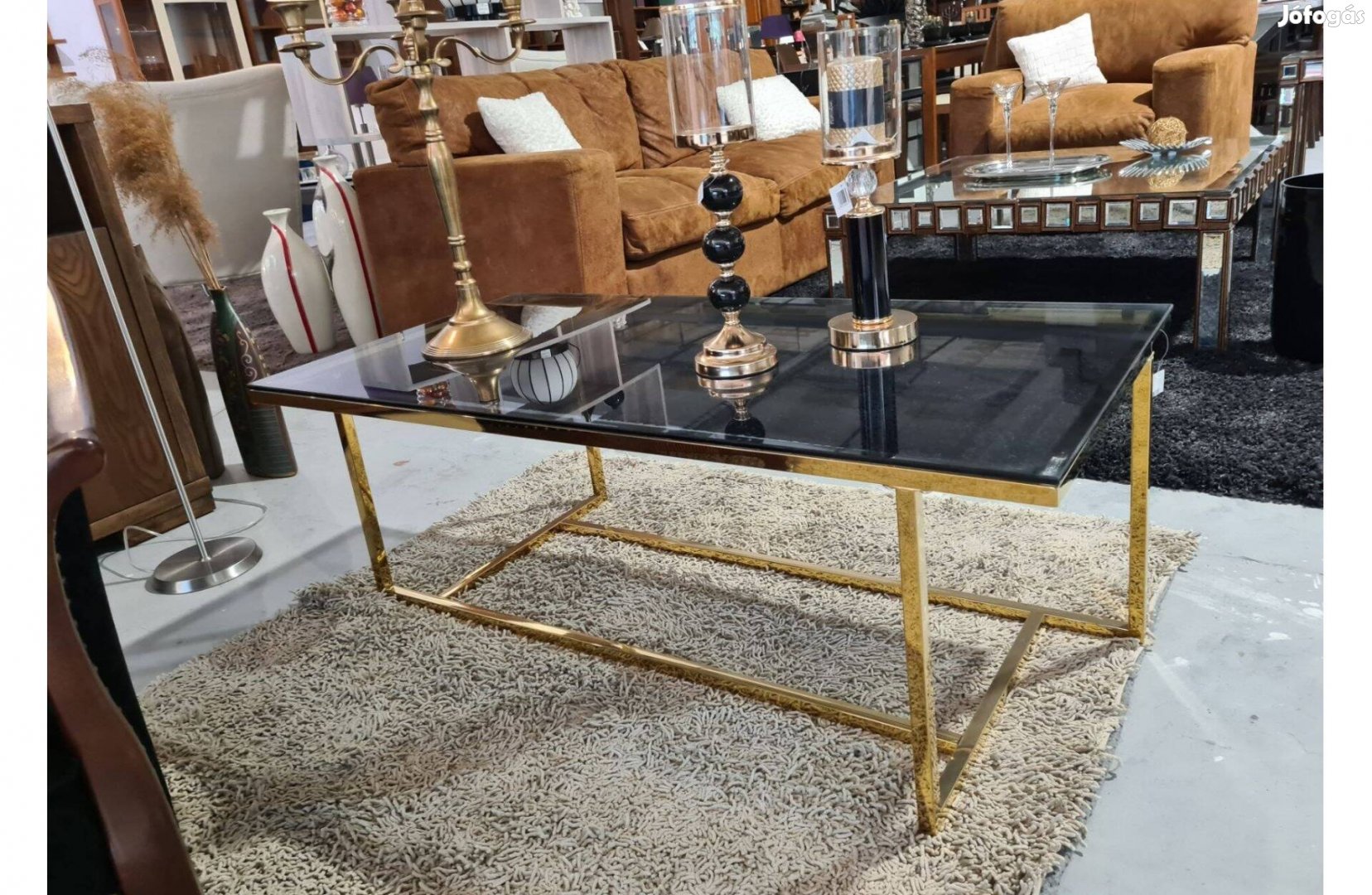 Glamour stílusú dohányzóasztal arany színű átlátszó üveglappal