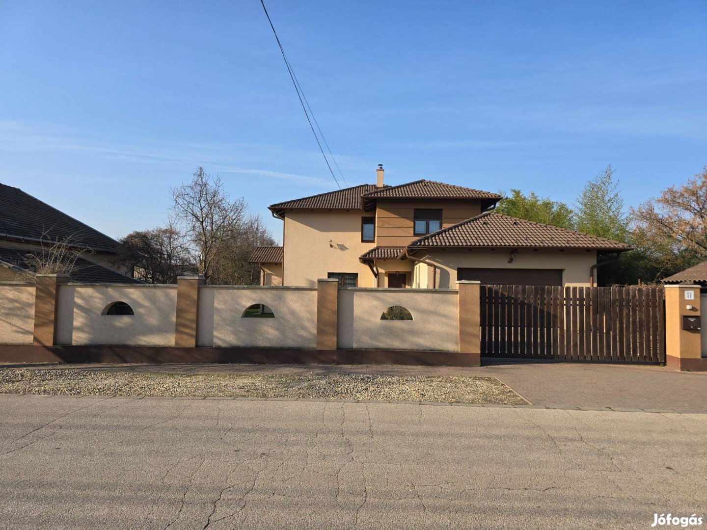 Gödön eladó 245 nm alapterületű 6 szobás, konyha-nappalis