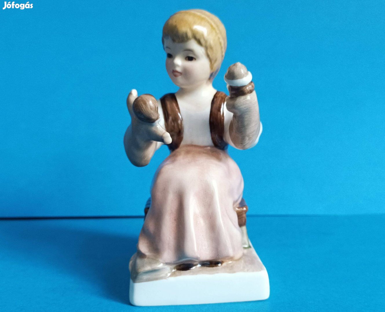 Goebel Hummel Bábozó Lány Porcelán Figura