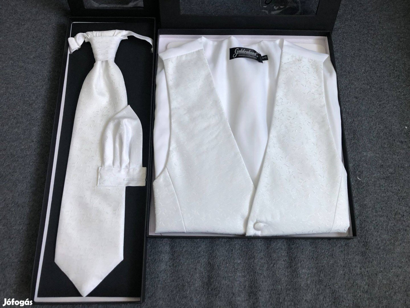 Goldenland esküvői szett mellény nyakkendő zsebkendő fehér dobozban 46