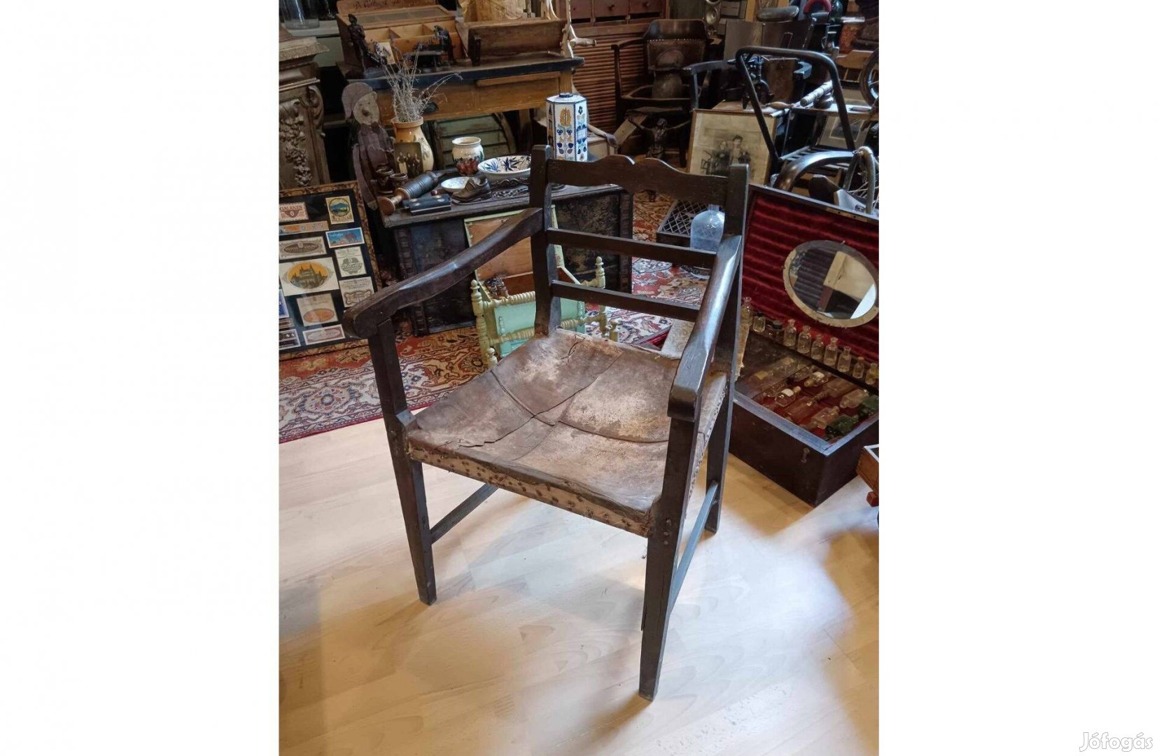 Gondolkodó szék, karfás keményfa szék, 19. századi faragott