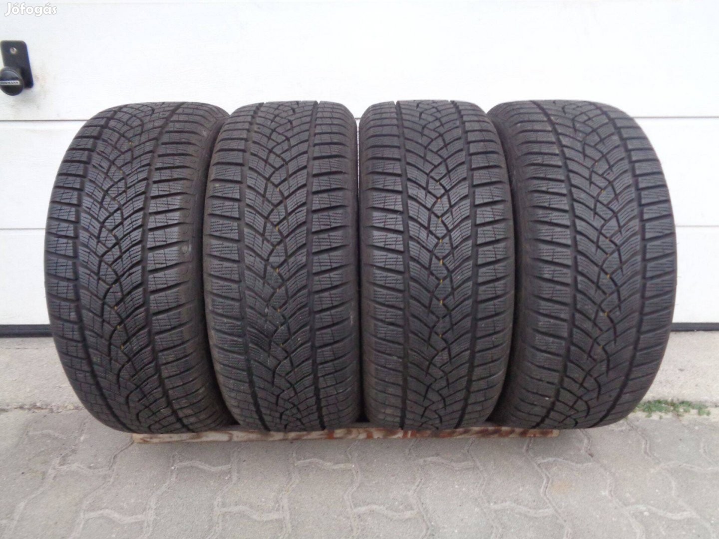 Goodyear 225/45R17 téli gumi keveset futott újszerű állapotban eladó