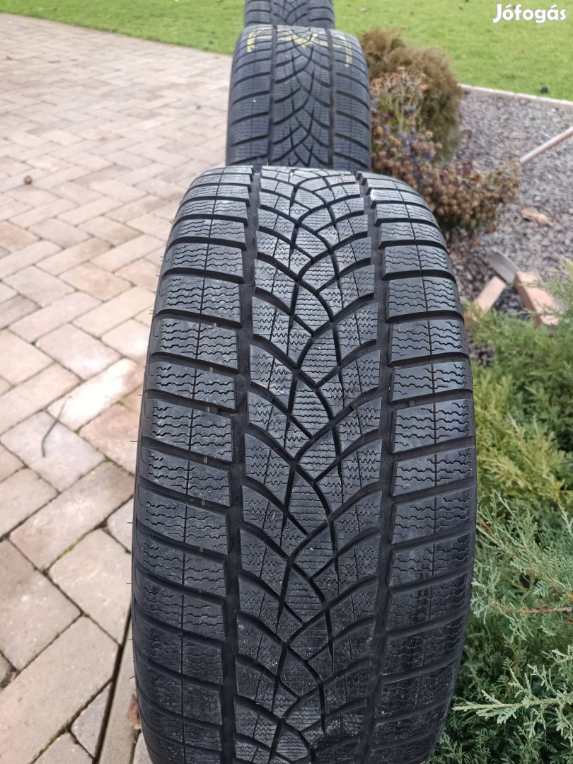 Goodyear Ultragrip téligumik 265/40 r20 Audi, Bmw, Suv