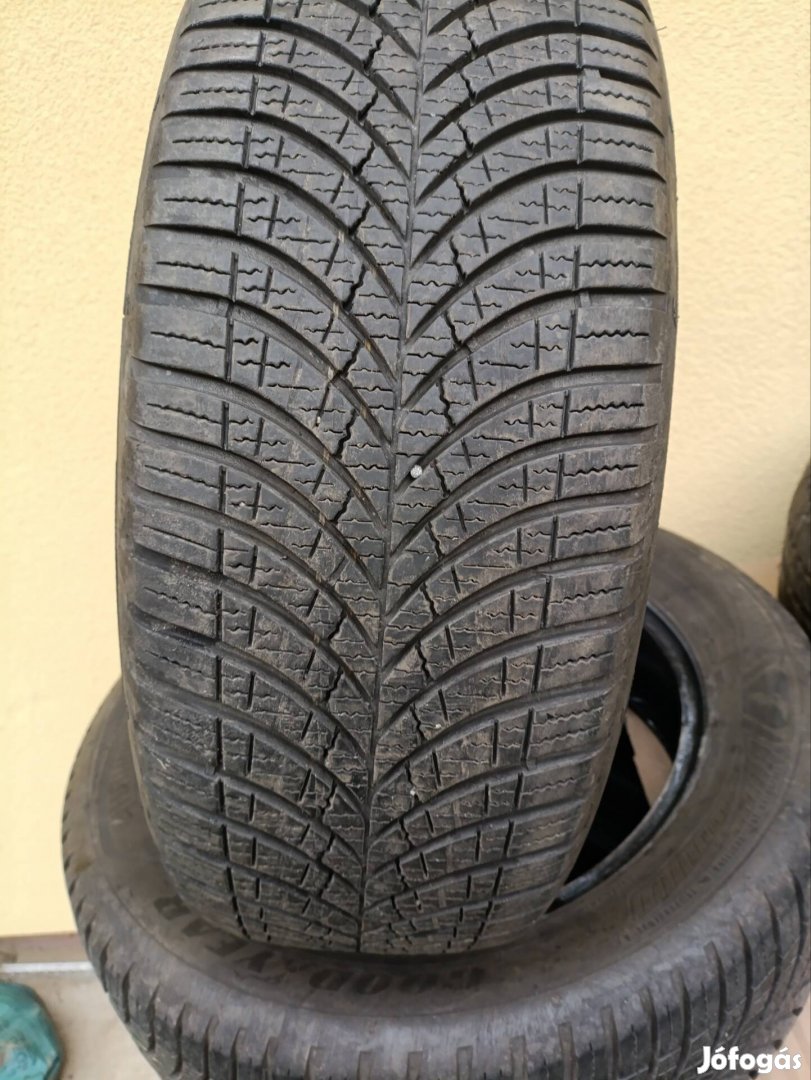 Goodyear négyévszakos R17'"gumi 215/60