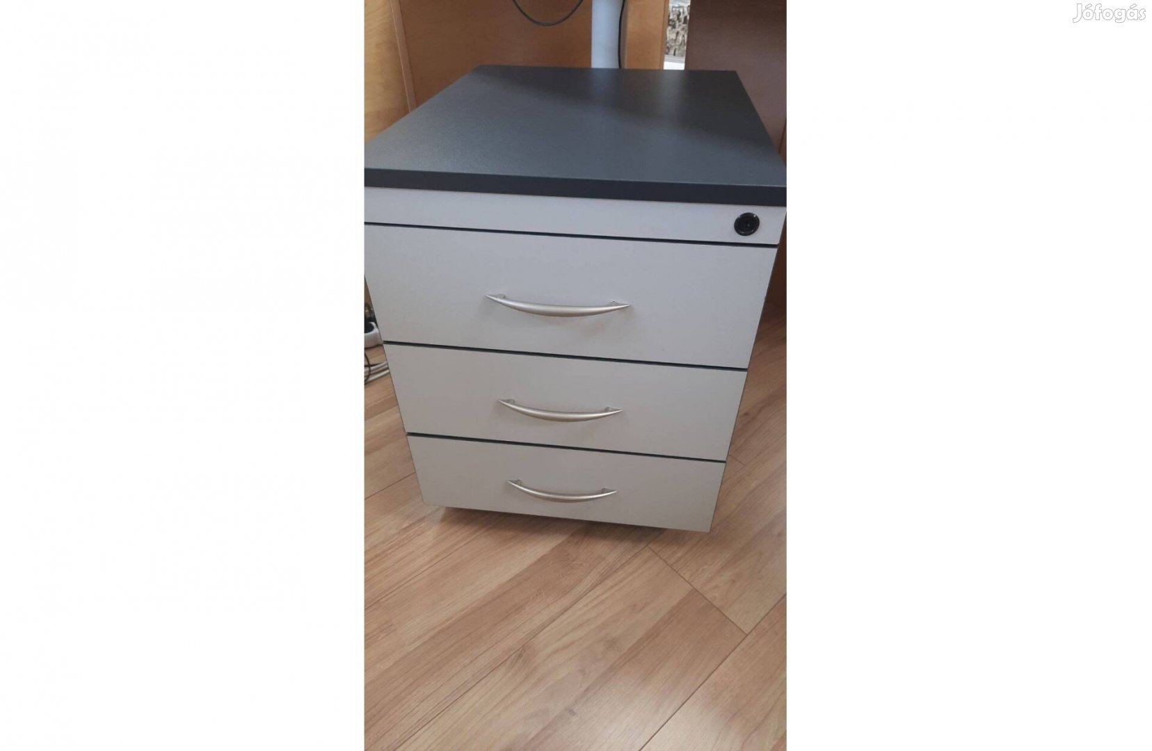 Görgős, zárható iroda szekrény