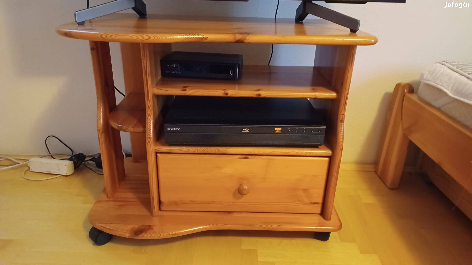 Görgős fenyő TV állvány