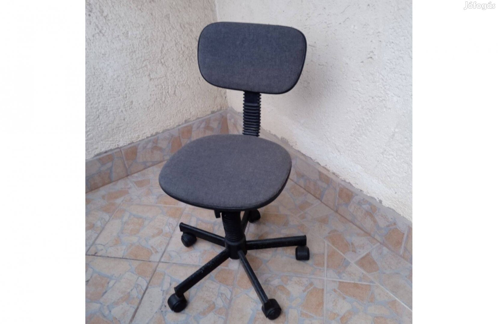 Görgős forgó kerekes irodai szék