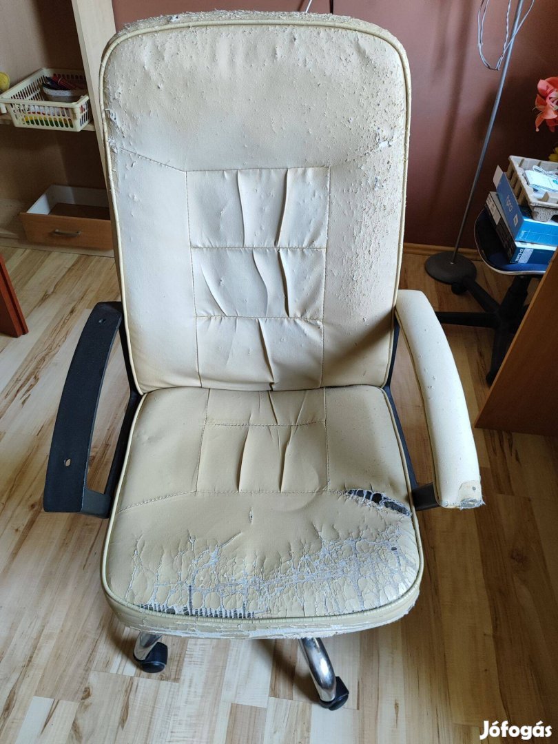 Görgős irodai szék