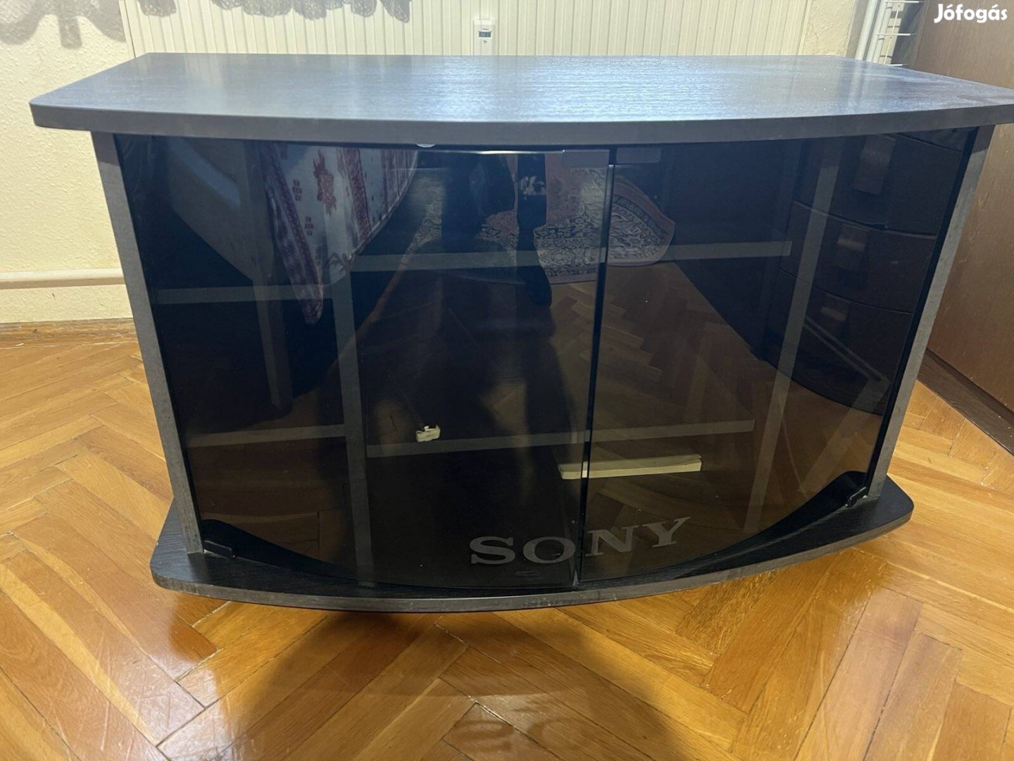 Görgös talpú,üvegesajtós Sony tv.szekrény kiváló állapotban 