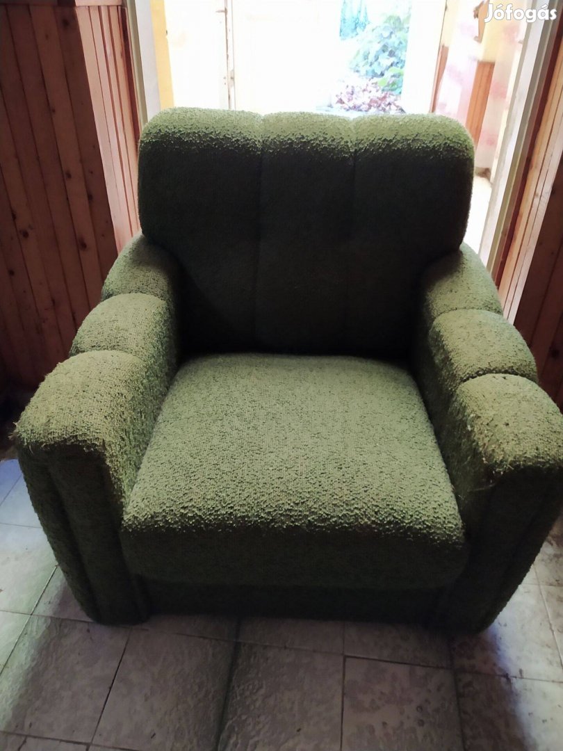 Görgős zöld fotel
