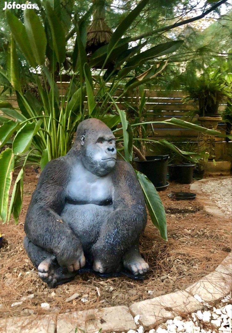 Gorilla-szobor....