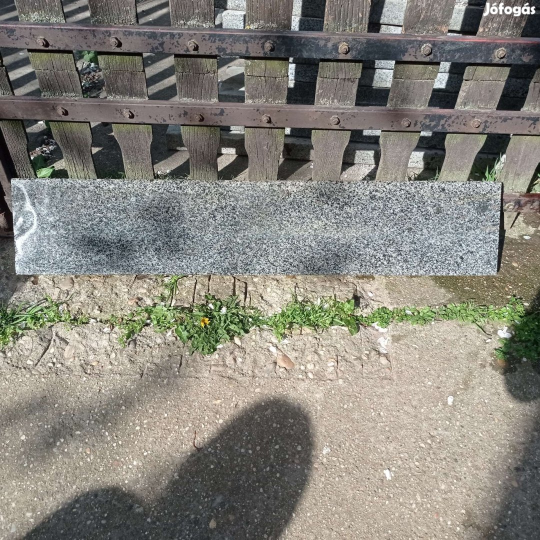 Gránit szegélykő. 