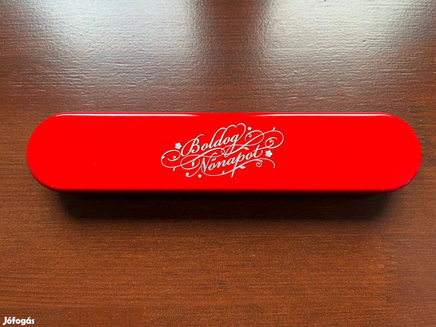 Gravírozott fém dobozos piros golyóstoll Nőnapra