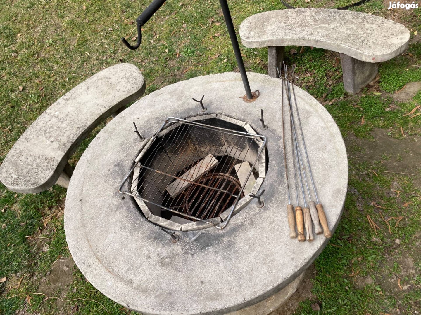 Grillező szalonnasütő garnitúra 3 db pad, bogrács állvány,