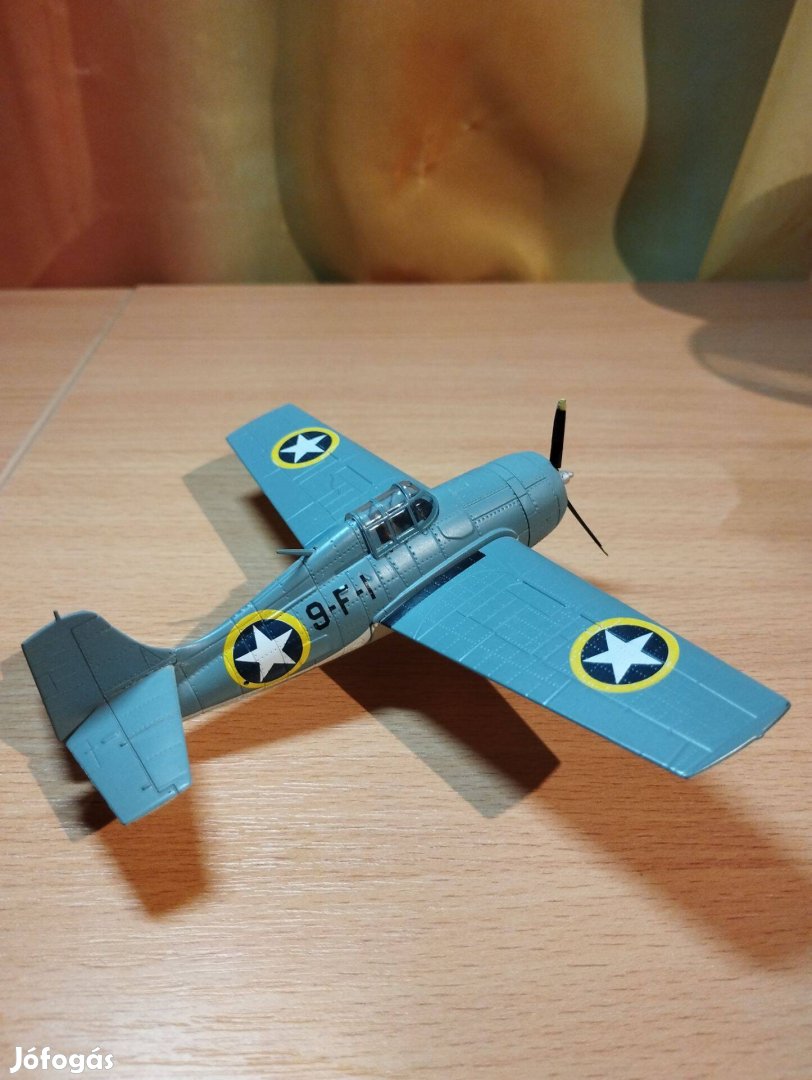 Grumman F4F-4 Wildcat II. világháborús fém repülőgép modell talppal