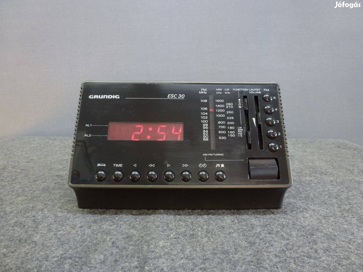 Grundig ESC 30 órás rádió