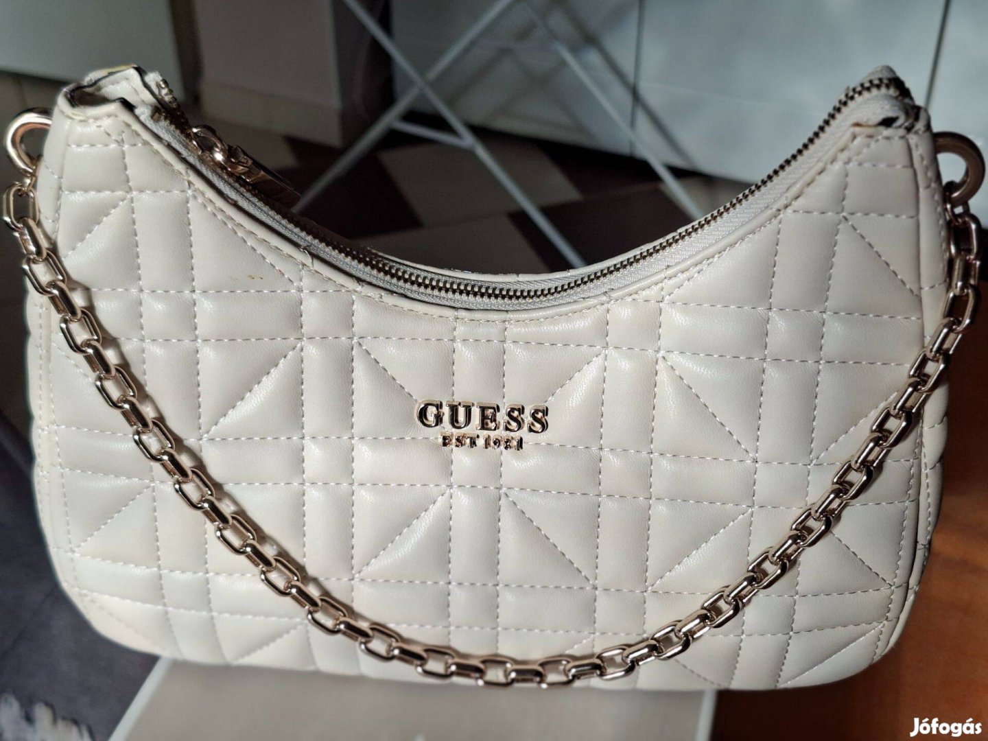 Guess krém színű táska