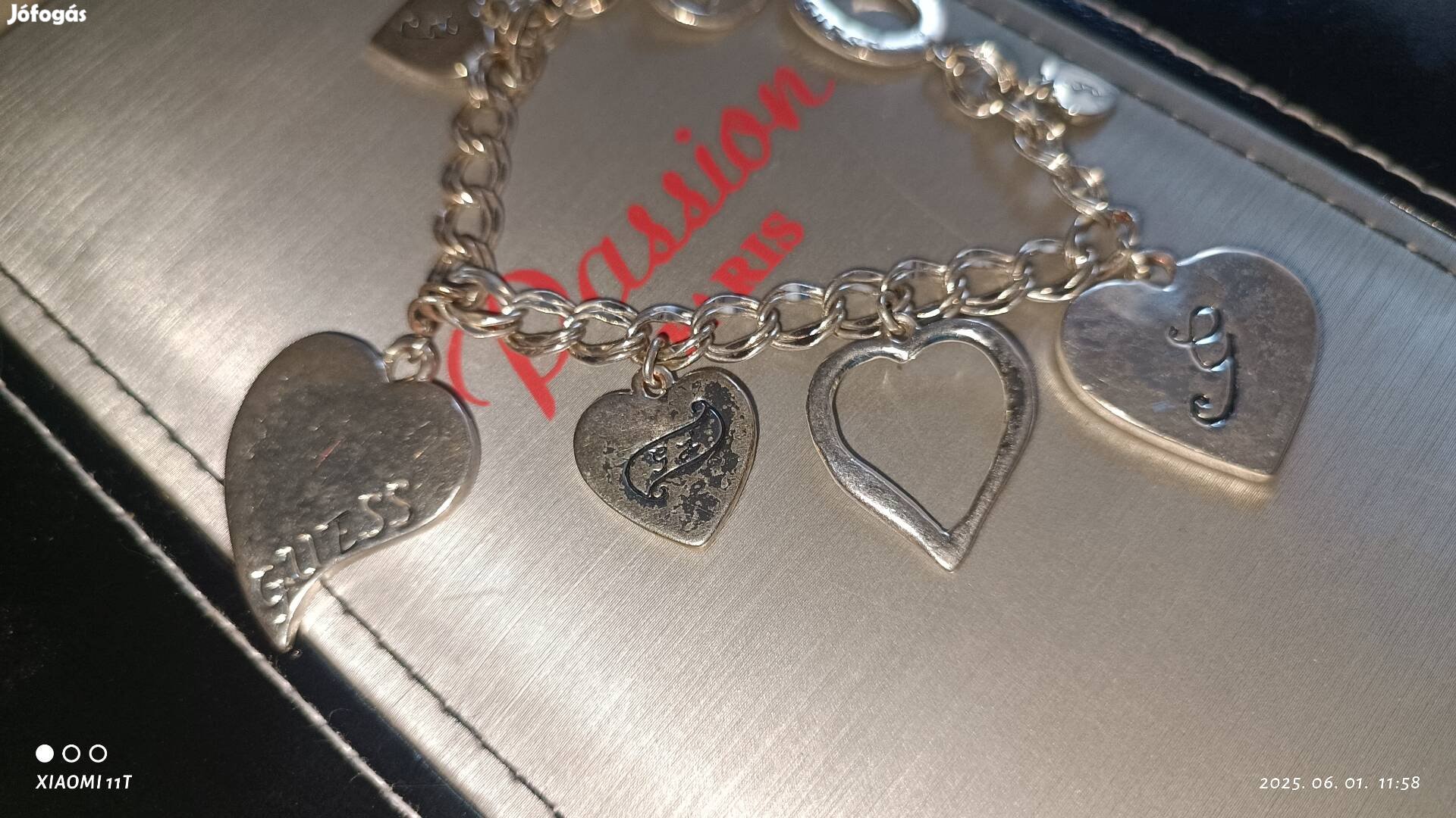 Guess szíves ezüstözött acél karlánc, kiváló fazonú egyedi. Posta 