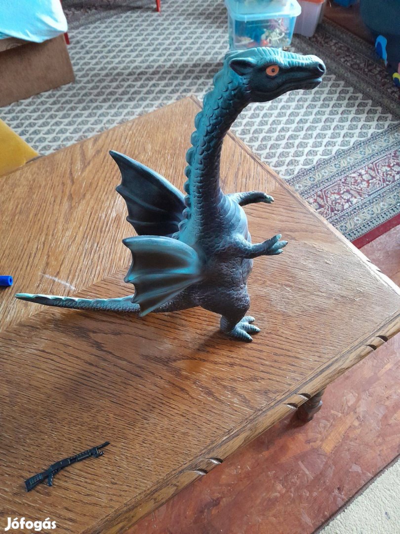 Gumi sárkány kisfiú játék