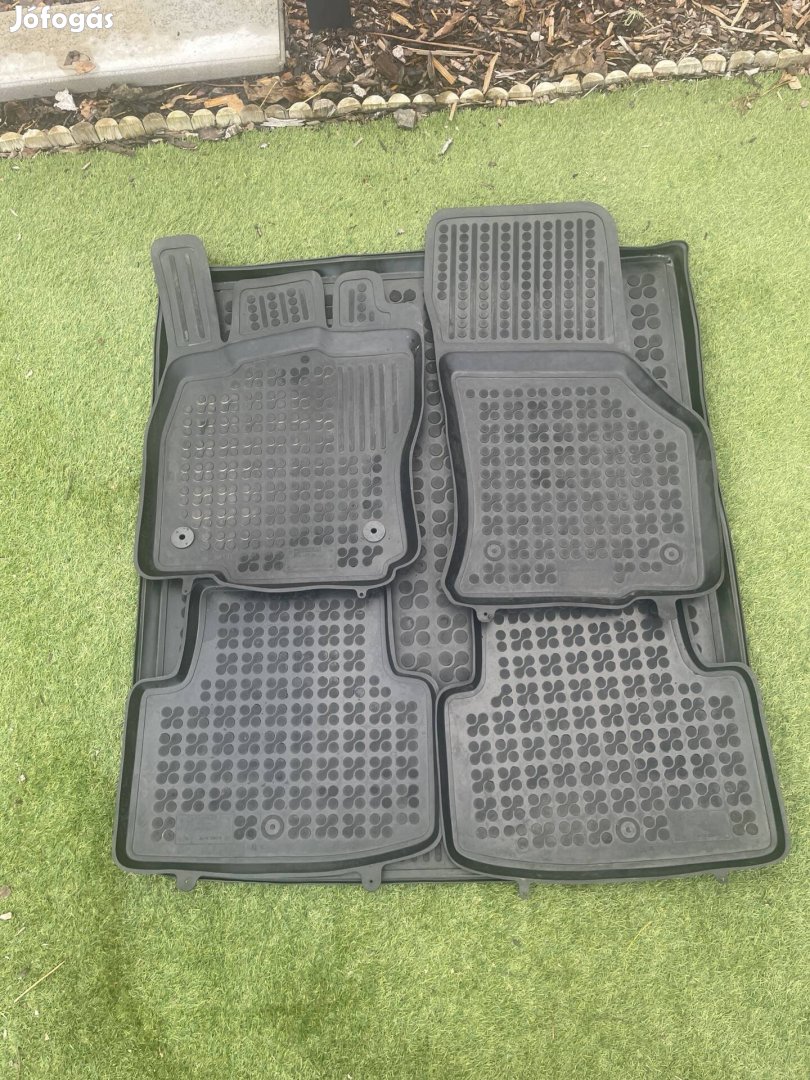 Gumi szőnyeg garnitúra és  csomagtér tálca Passat B8 kombi 