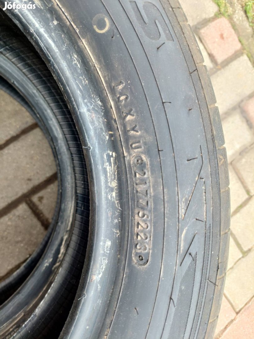 Gumiabroncs Toyo.