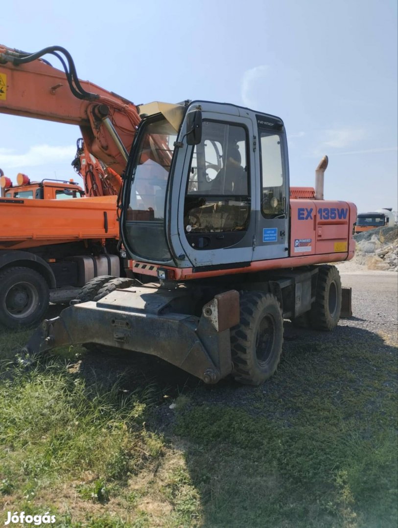 Gumikerekes Hitachi forgókotró!