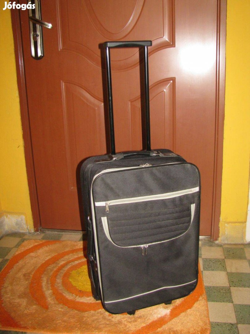 Guruló bőrönd, 55x34x18, fekete vászon, repülőre is, 2,60kg, 2rekesz