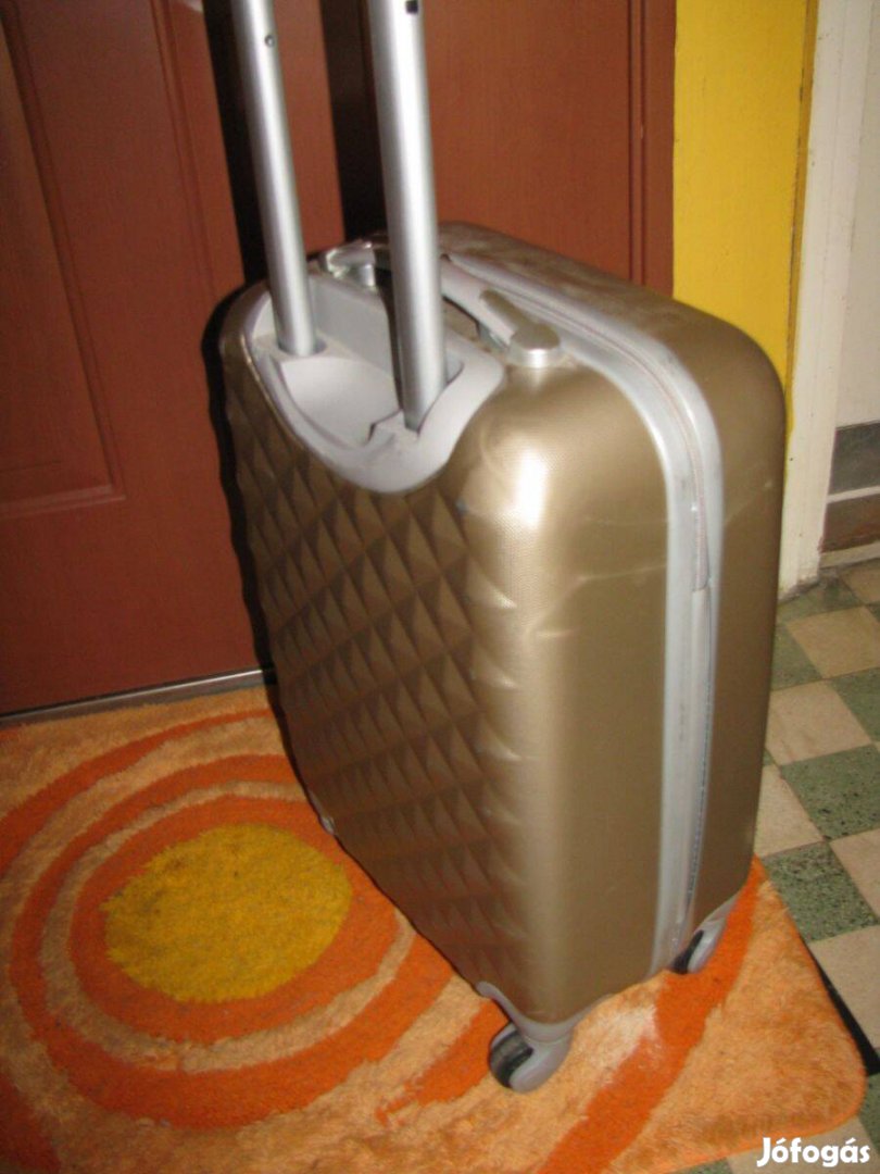 Guruló bőrönd, 55x35x22 4 görgő arany, keményfal, repülőre is 2,4kg