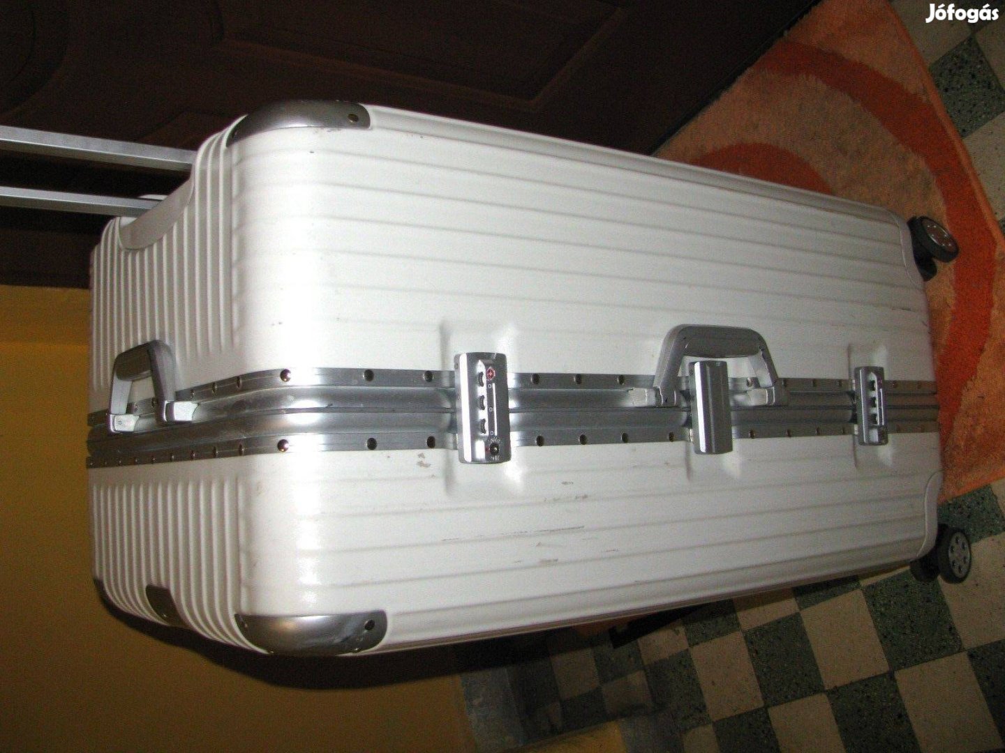 Guruló bőrönd, óriás 80x47x38, keményfal, 2számzár, 4görgő fehér
