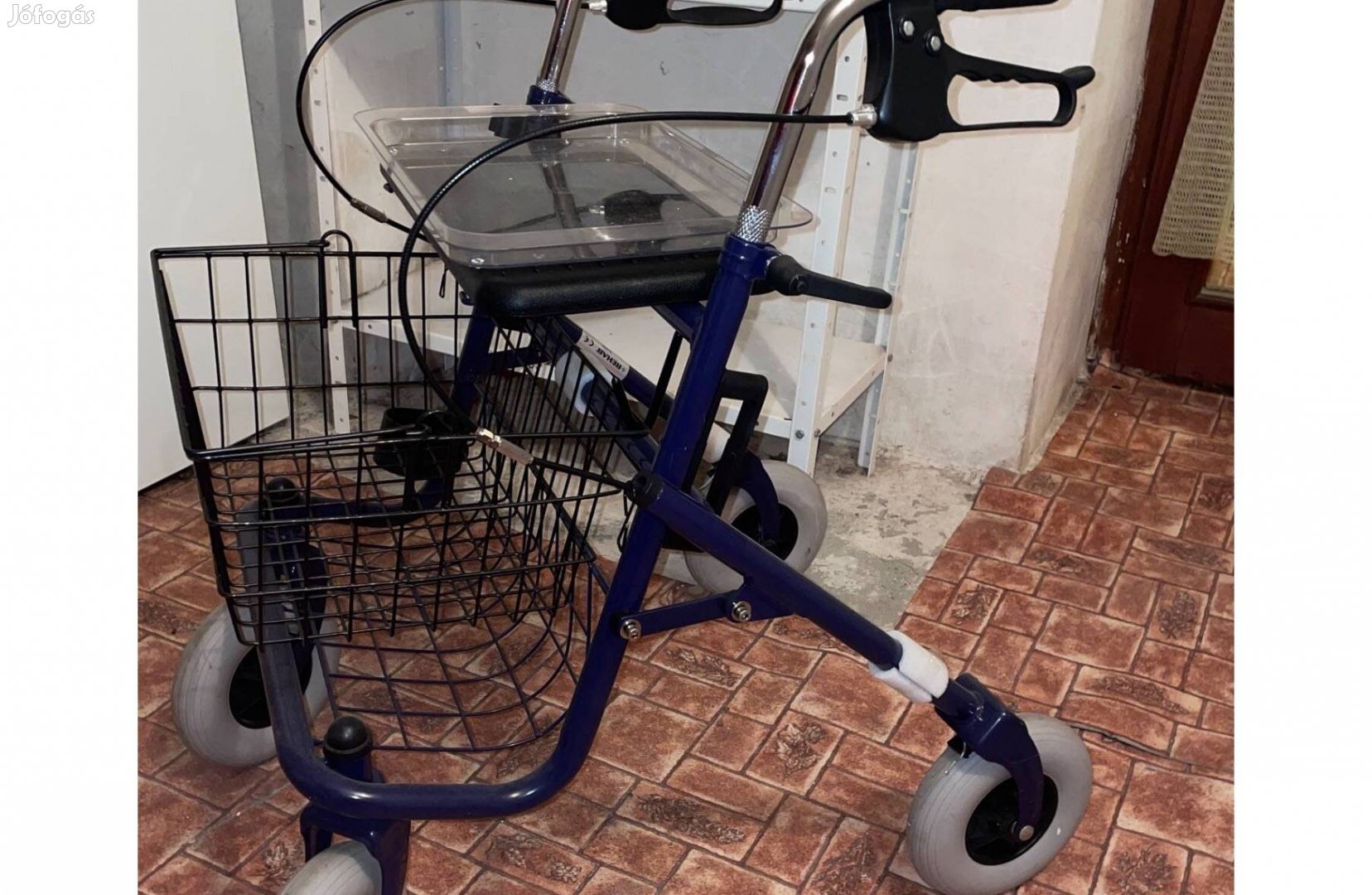 Guruló járókeret kosárral