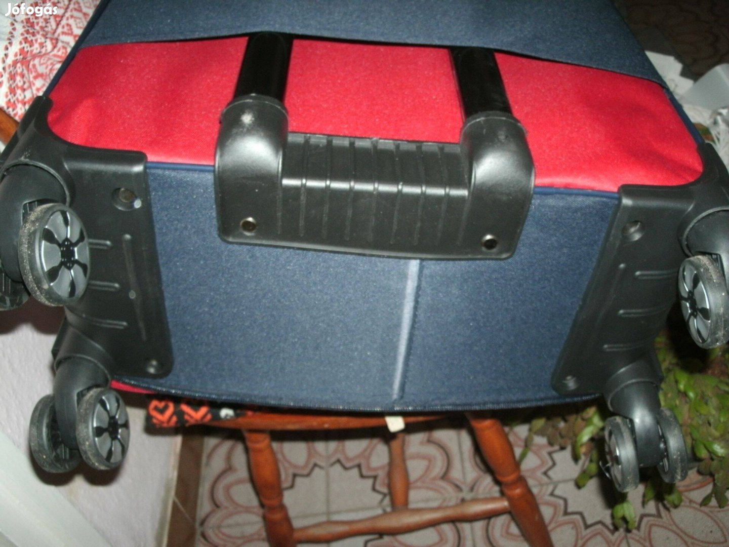 Gurulós Bőrönd Új, Méretek: 72 x 46 x 24 + 6 cm bővíthető