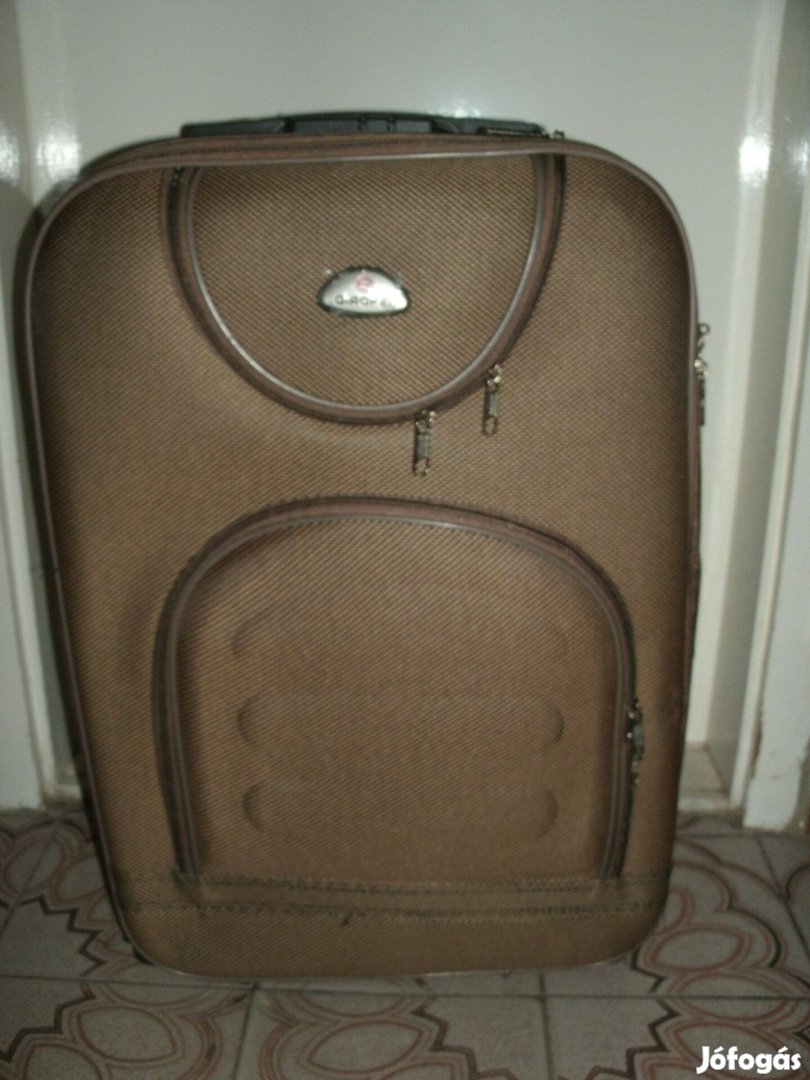 Gurulós Bőrönd Új, több szín Méretek: 83 x 53 x 24 cm + 6 cm