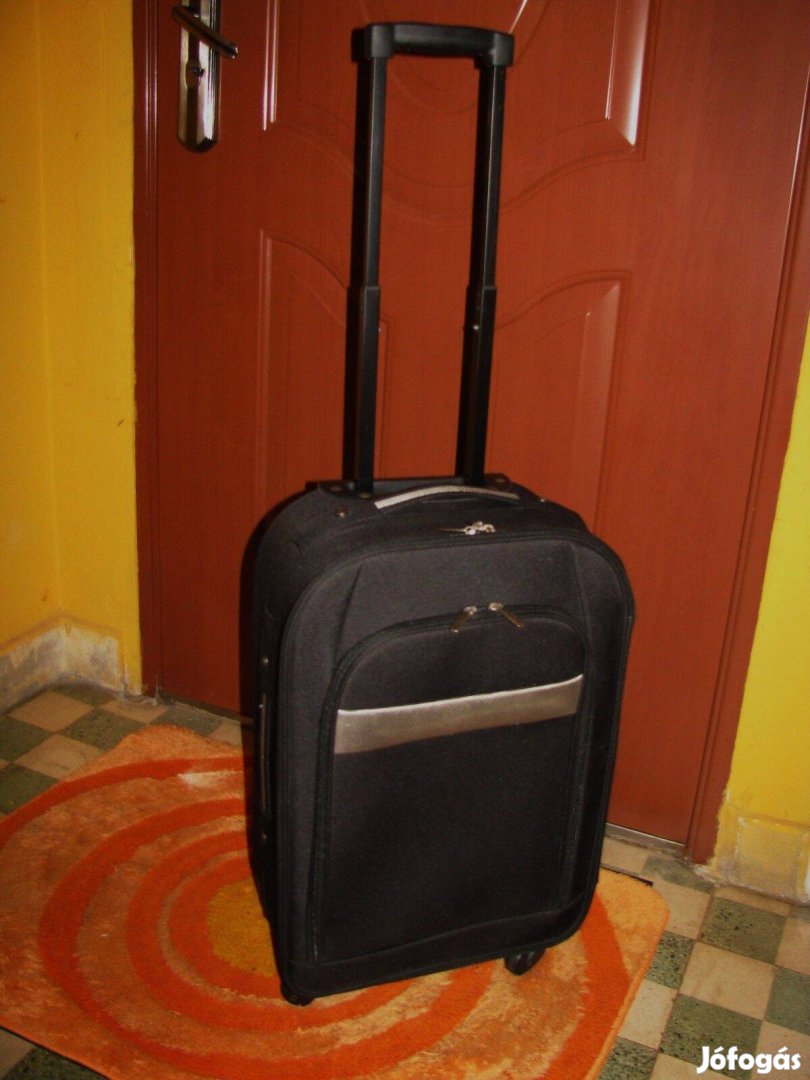 Gurulós bőrönd 4 görgő, 56x36x19, ezüst csík elől, kiváló repülőreis