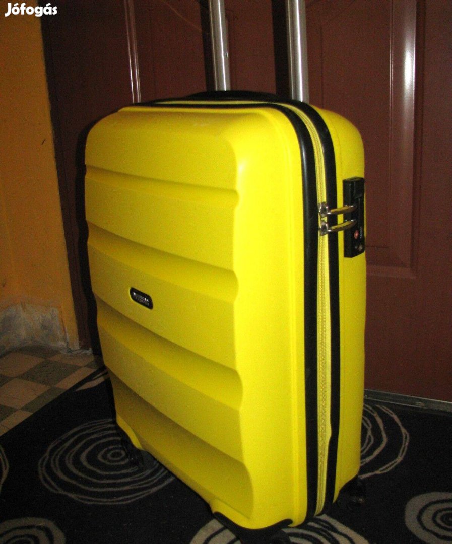 Gurulós bőrönd 55x40x20 American Tourister, számzár 4 gö, kemény