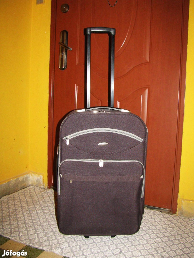 Gurulós bőrönd 64x40x20 lekerekített fazon szép kívül-