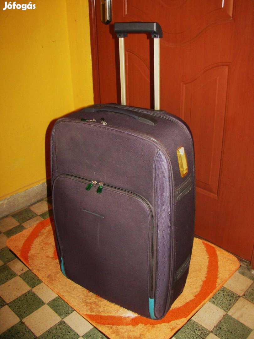 Gurulós bőrönd 67x40x26 szilikon kerekek old névjegytartó