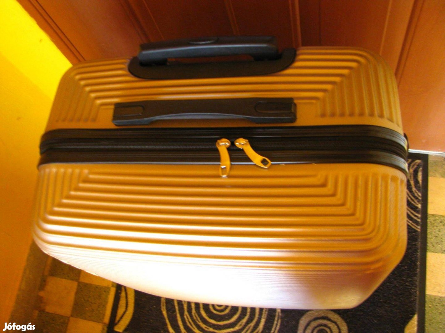 Gurulós bőrönd 70x47x30 Xtd aranyrózsa 4 jó görgő jó húzókar