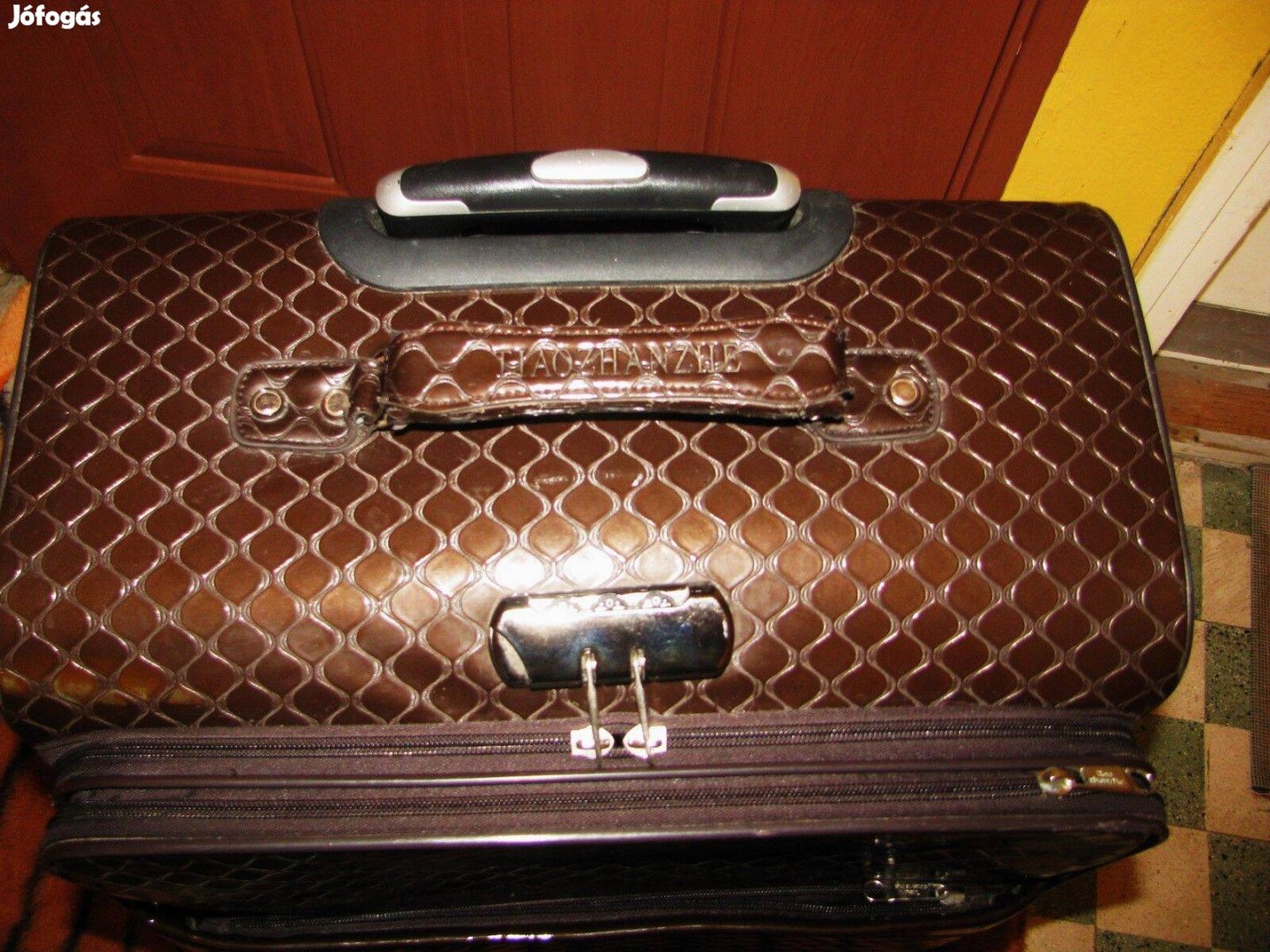 Gurulós bőrönd 73x44x28-33, 4 görgő, számzár, Tiaozhanze kiváló