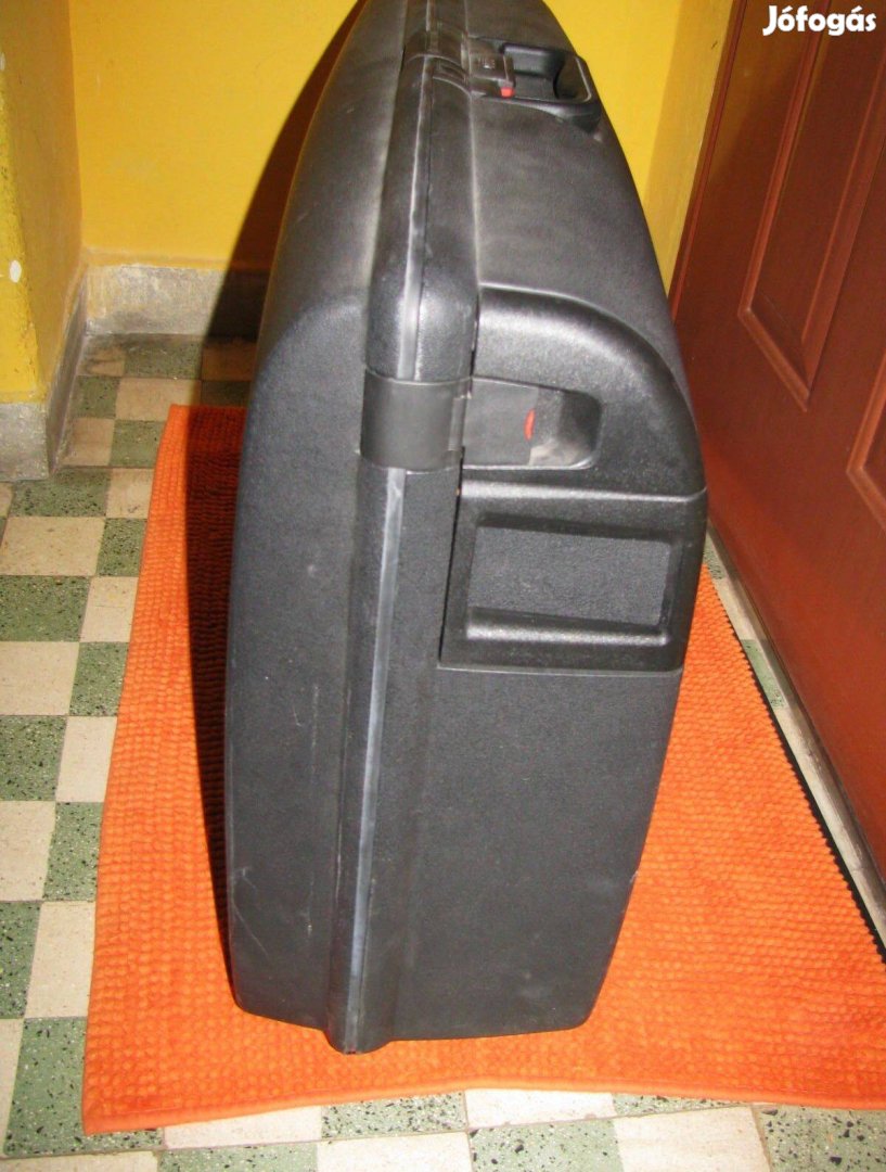 Gurulós bőrönd 75x58x25 bombabiztos mint az új számzár