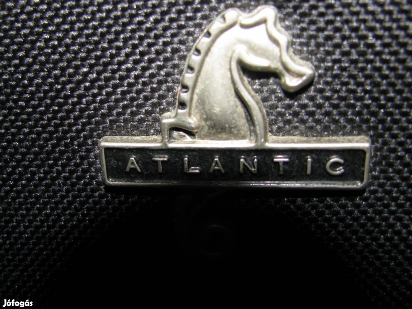 Gurulós bőrönd 80x53x32-35 Óriás Atlantic csikóhal emblémás