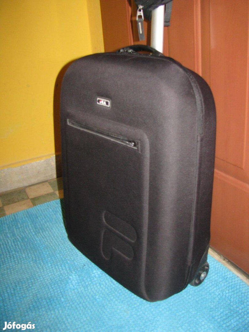 Gurulós bőrönd FILA kabin méret 50x38x17 hosszú kar elegáns