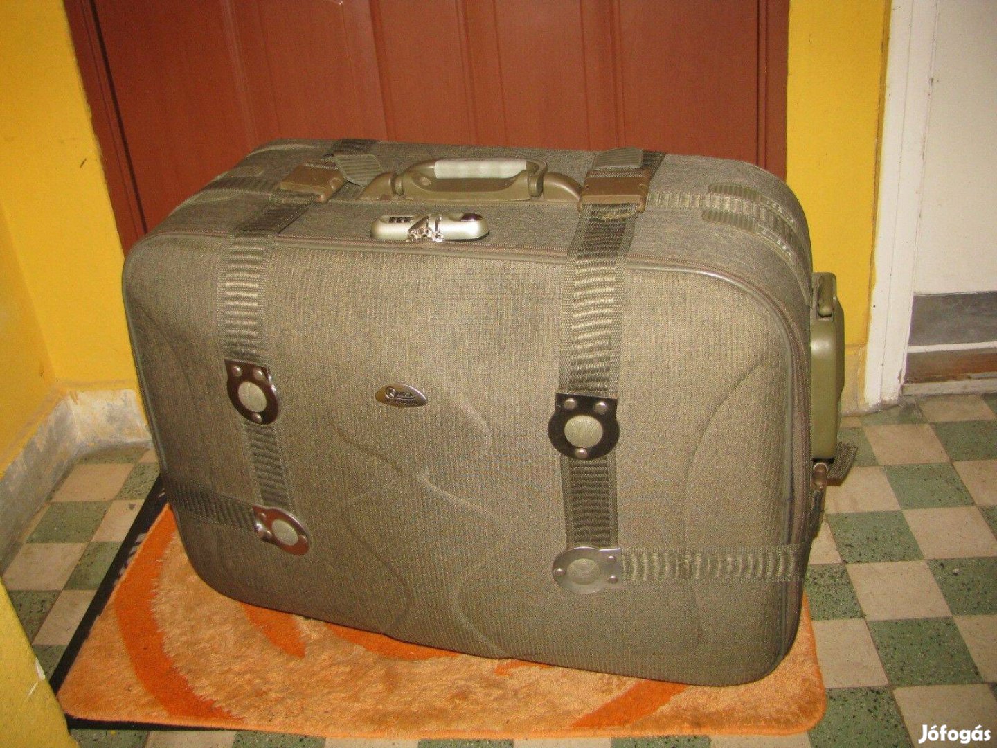 Gurulós bőrönd, 16db görgő, 66x53x30, Omega számzár,újsz.könnyű