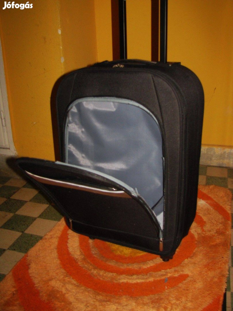 Gurulós bőrönd, 2,6kg 56x36x19, 4gör, kiváló, elől ezüst csik dísz