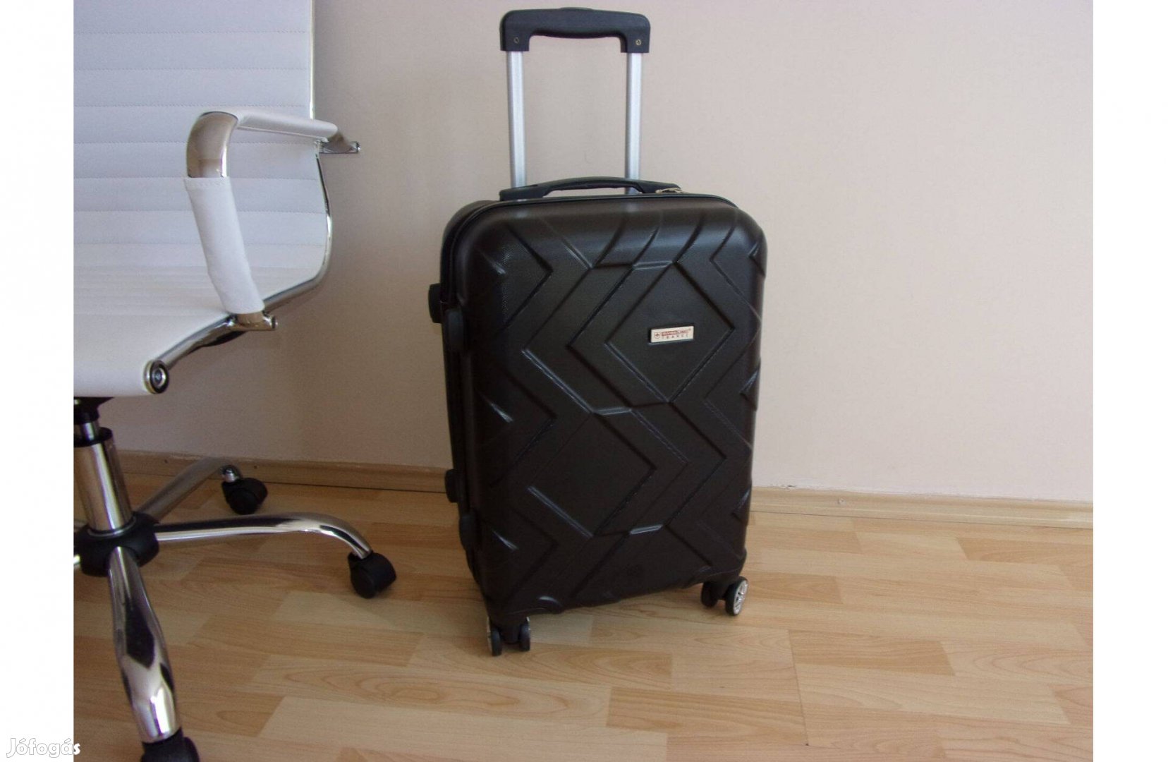Gurulós bőrönd ( 56 x 36 x 23 cm )
