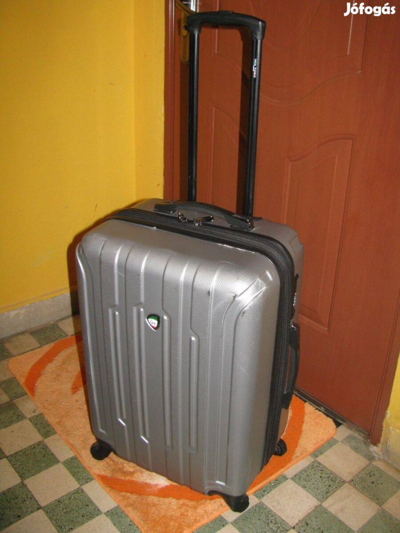 Gurulós bőrönd , 62x40x28 ezüst Mia Toro, 28, számzár /van többfélém