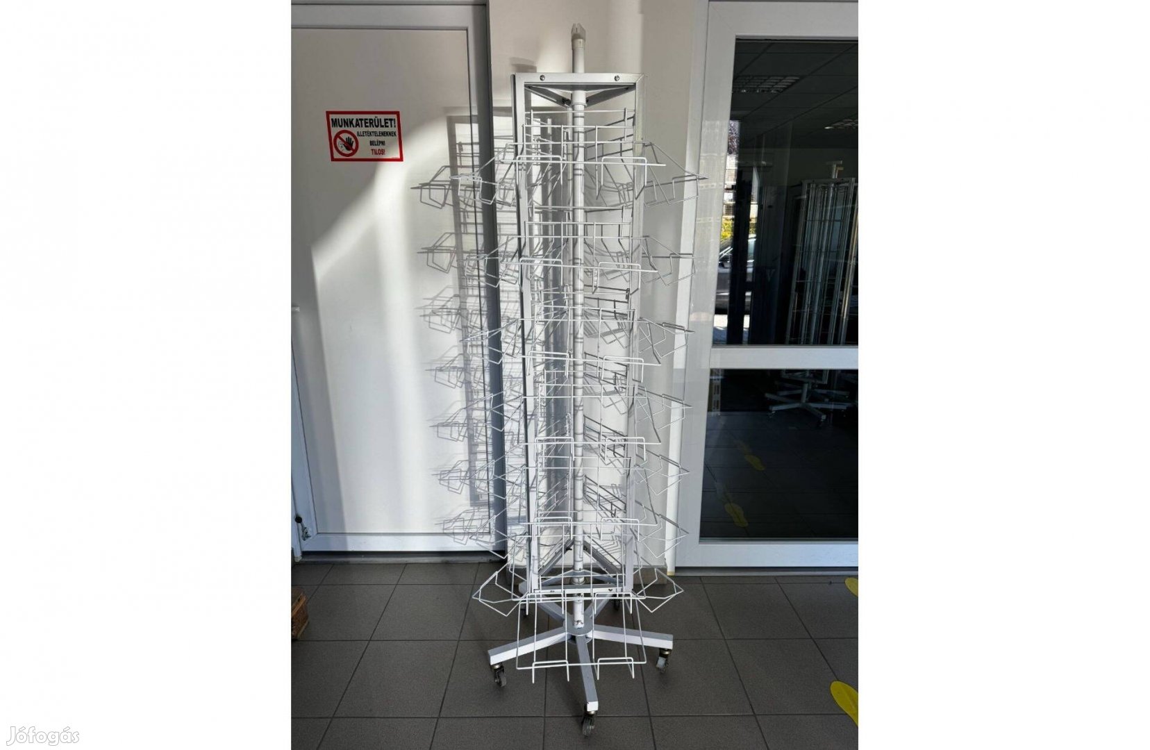 Gurulós forgó állvány - 21 db kosárral