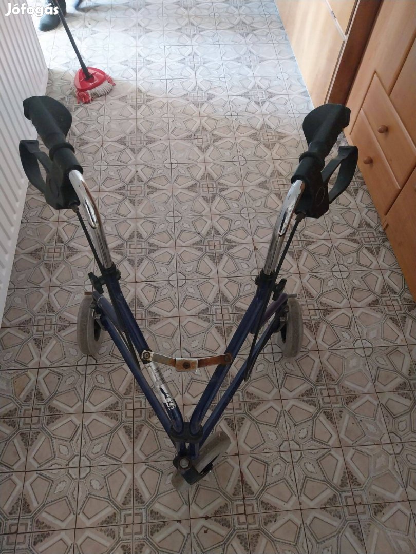 Gurulós összecsukható járókeret